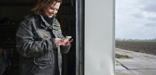 vrouwlijke teler bezig op haar telefoon